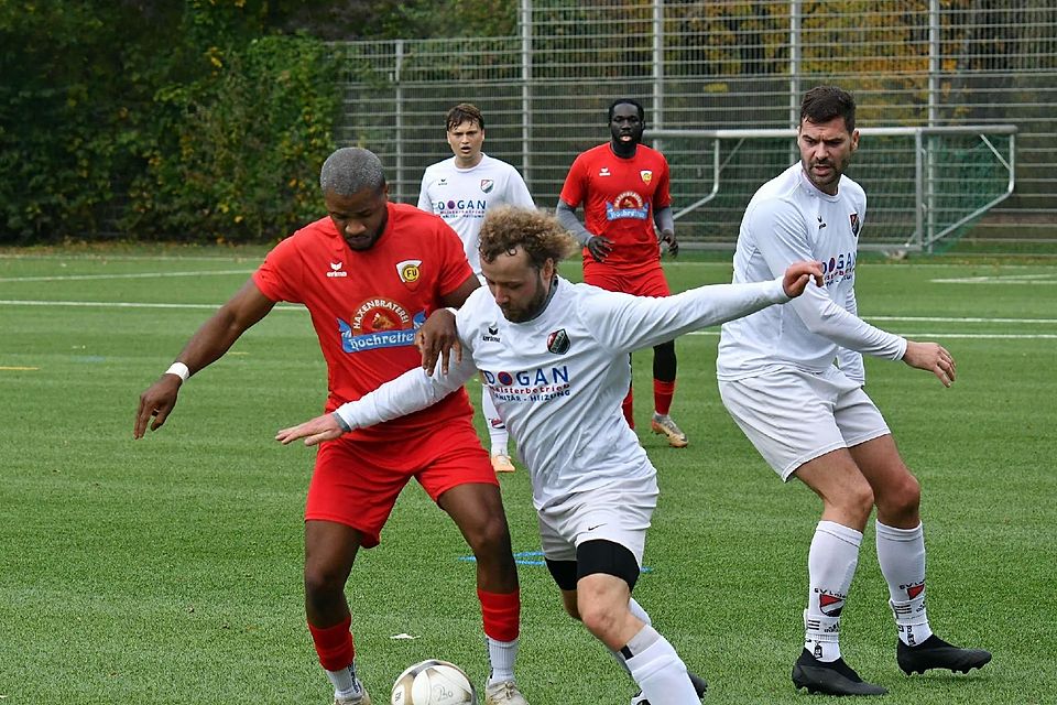 Fußball / FC Unterföhring 2 (rote Trikots) - SV Lohhof 2 (weiße Trikots) ---links FCU Torschütze Maick Antonio, re SVL Pippig Julian Geier