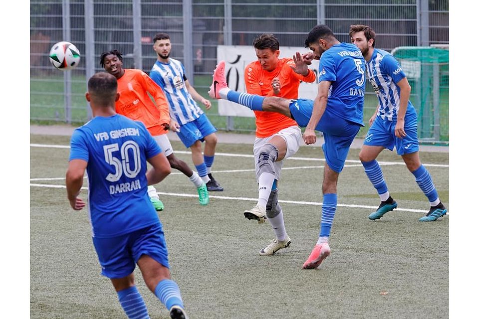 Spitzenspiel: Der VfB Ginsheim (rechts Atta Bajwa) setzte sich in der Kreisoberliga Darmstadt/Groß-Gerau beim SV Hellas Darmstadt (in der Mitte Marc Perchner) mit 3:1 durch. 