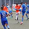 Spitzenspiel: Der VfB Ginsheim (rechts Atta Bajwa) setzte sich in der Kreisoberliga Darmstadt/Groß-Gerau beim SV Hellas Darmstadt (in der Mitte Marc Perchner) mit 3:1 durch. 