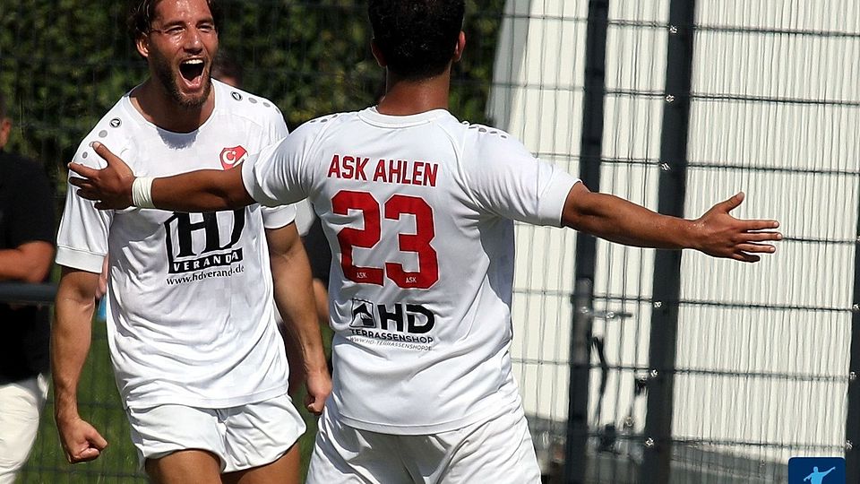 Emre Yildiz (r.) steuerte zwei Treffer zum furiosen Auftaktsieg des ASK Ahlen bei