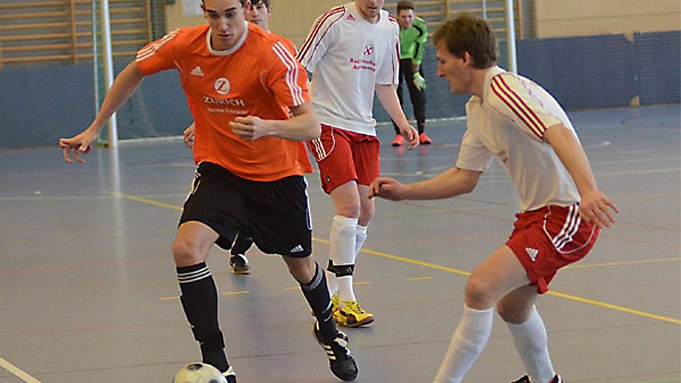 Sebastian Schmieder (orange) und der SV Wulfertshausen verloren zwar gegen Adelzhausen (weiß), fahren aber dennoch mit dem Kreisligisten zur Endrunde nach Aichach.  Foto: Kleist