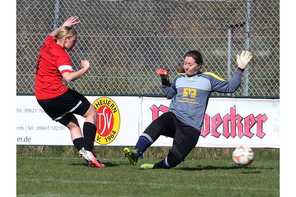 Die Damen des TSV Theuern (l.) zogen bis ins Halbfinale ein.F: Rothe