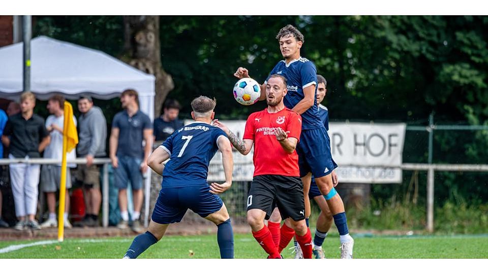 Felix Baum (M.) und der FV Breidenbach treffen am 5. November im Fußball-Hessenpokal zu Hauee auf den FC Gießen. Felix Baum (M.) und der FV Breidenbach treffen am 5. November im Fußball-Hessenpokal zu Hauee auf den FC Gießen. © Jenniver Röczey