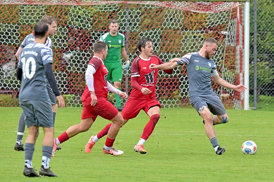 Bubesheims Adam Kunz (rechts) schüttelte nicht nur den Offinger Vincent Bucher ab, er entschied auch das Spitzenspiel.