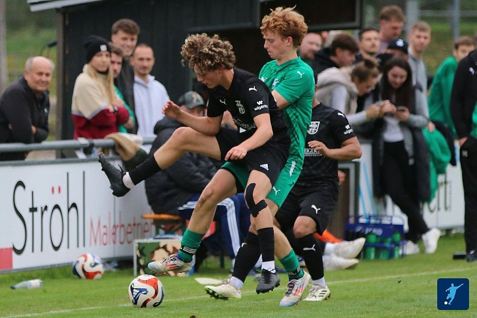 Auch der 1. FC Rieden (in Schwarz) wurde ein "Opfer" von "Favoritenschreck" FC Weiden-Ost II (in Grün) und verlor in der Max-Reger-Stadt mit 0:3.