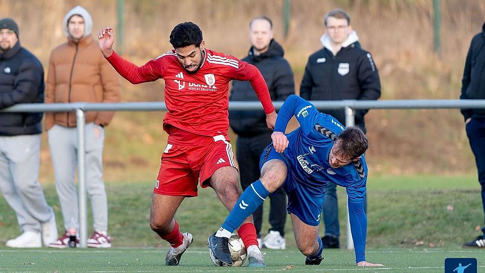 Samir Rabbi (rotes Trikot)