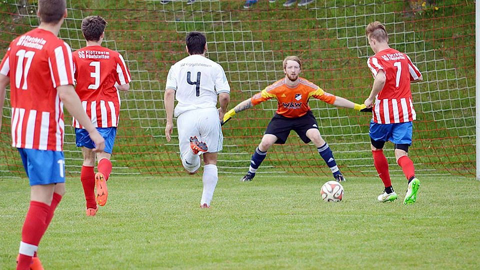 Flotzheims Nico Weigl (rechts) traf gegen den SV Eggelstetten gleich dreimal. Für den SVE lief beim 0:6 alles schief.	F.: Elisa Bauer