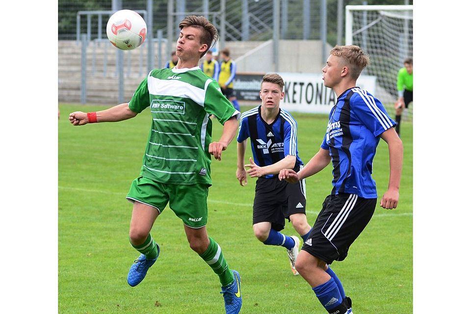 Eine tolle Partie boten die SpVgg Ansbach (l.) und die SpVgg SV Weiden (r.) den über 300 Zuschauern. F: Nachtigall