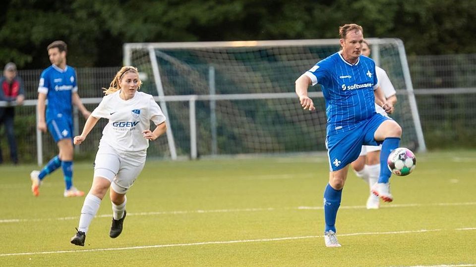 Weiter hinten anstellen müssen sich Hessens Fußballerinnen (links Selina Fuchs von Olympia Lorsch im Test gegen Florian Fritsch vom SV Darmstadt 98 II). Ein Antrag auf Gleichstellung fand beim Verbandstag nicht die erforderliche Zwei-Drittel-Mehrheit. Foto: Thorsten Gutschalk