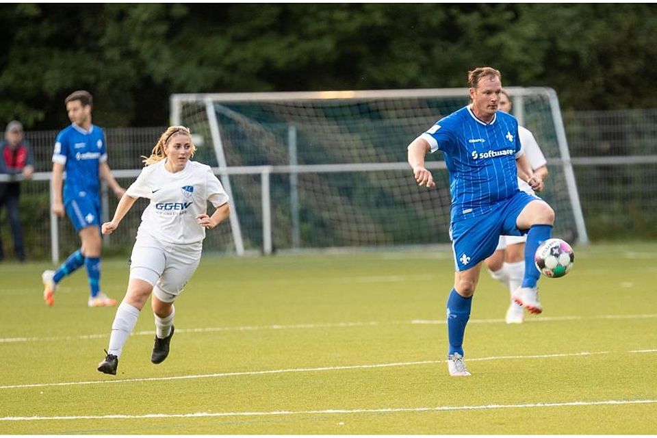 Weiter hinten anstellen müssen sich Hessens Fußballerinnen (links Selina Fuchs von Olympia Lorsch im Test gegen Florian Fritsch vom SV Darmstadt 98 II). Ein Antrag auf Gleichstellung fand beim Verbandstag nicht die erforderliche Zwei-Drittel-Mehrheit. Foto: Thorsten Gutschalk