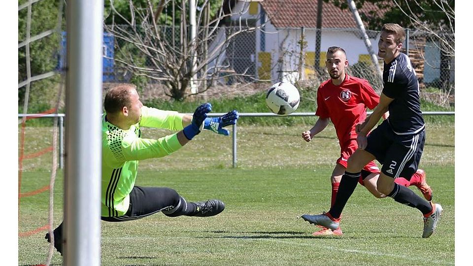 Lang ist’s her: Schon 2017 lief Abwehrspieler Lucas Ring (rechts) für Gimbsheim auf. Am vergangenen Wochenende schlüpfte der Pendler  in die Rolle des gefeierten Torschützen.	Archivfoto: pa/Dirigo
