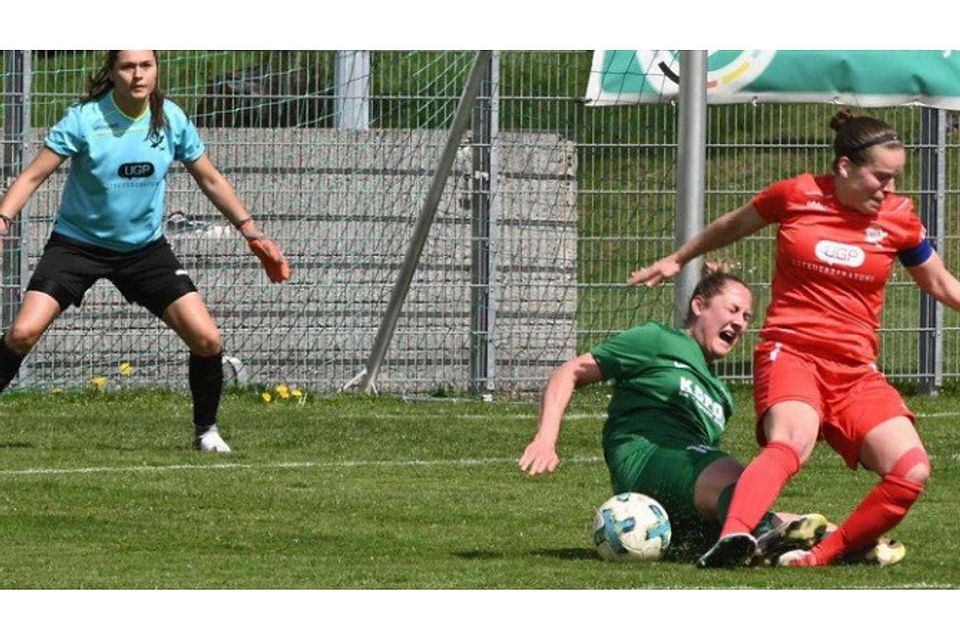 In dieser Szene wird Alberweilers Valentina Miele (grünes Trikot) noch unsanft ausgebremst. Bei ihrem Tor zum 3:1-Endstand im Spiel gegen den VfL Sindelfingen Ladies war sie dann aber nicht zu stoppen. (Foto: Peter Herle)
