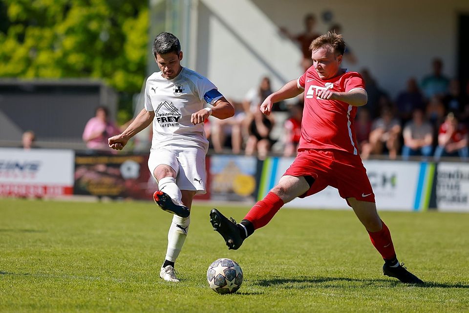 Punkteteilung im Derby: Markus Frey (links) und der TSV Burgheim kamen trotz einer 2:0-Führung gegen den FC Rennertshofen (rechts Simon Pickhard) über ein Remis nicht hinaus.