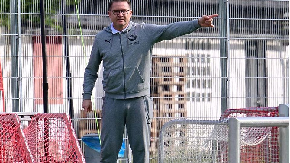 Fingerzeig: Trainer Artur Lemm gibt die Richtung für Fußball-Hessenligist RW Walldorf vor.	Foto: Uwe Krämer