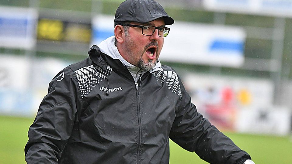 Schwabmünchens Trainer Paolo Maiolo ist nach der 0:1-Niederlage bei der SpVgg Hankofen-Hailing der Verzweiflung nahe.