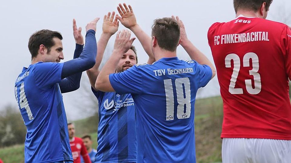 Da kommt Freude auf: Seckmauerns Benjamin Wüst, Torschütze Christian Verst (1:0) und Maximilian Raitz klatschen sich ab, Christoph Werrmann vom FC Finkenbachtal dreht ab.	Foto: Herbert Krämer