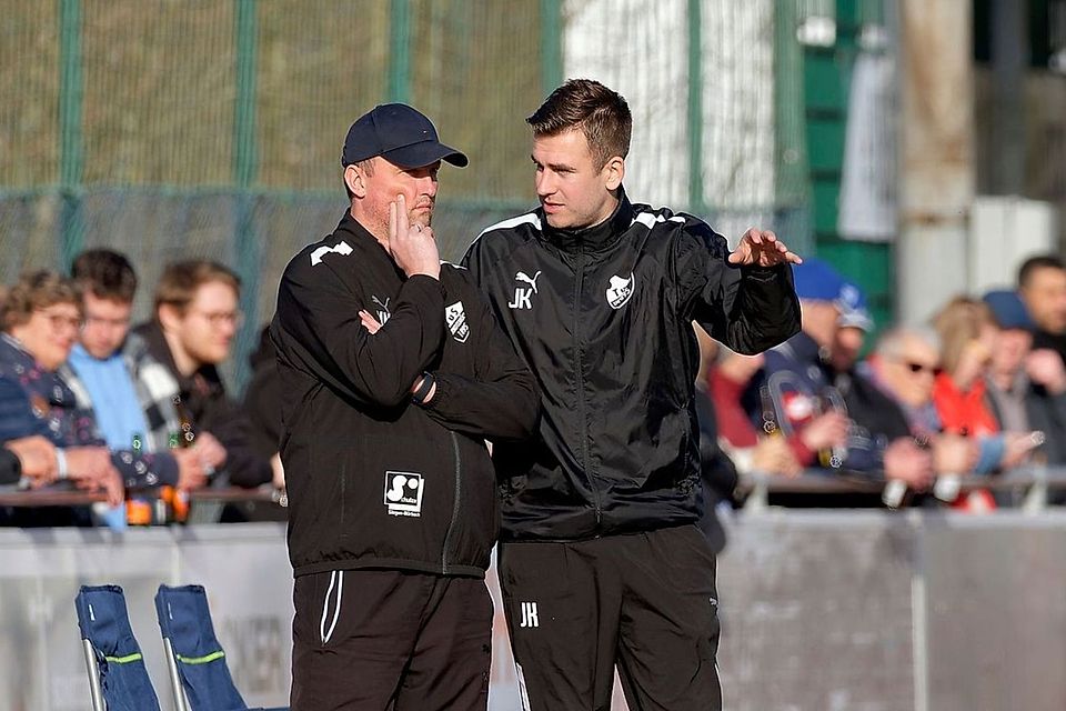 Michael Müller (links) und sein Co-Trainer Julian Kaiser besitzen beim TuS Erndtebrück bereits seit Februar 2023 einen Vertrag bis 2025.