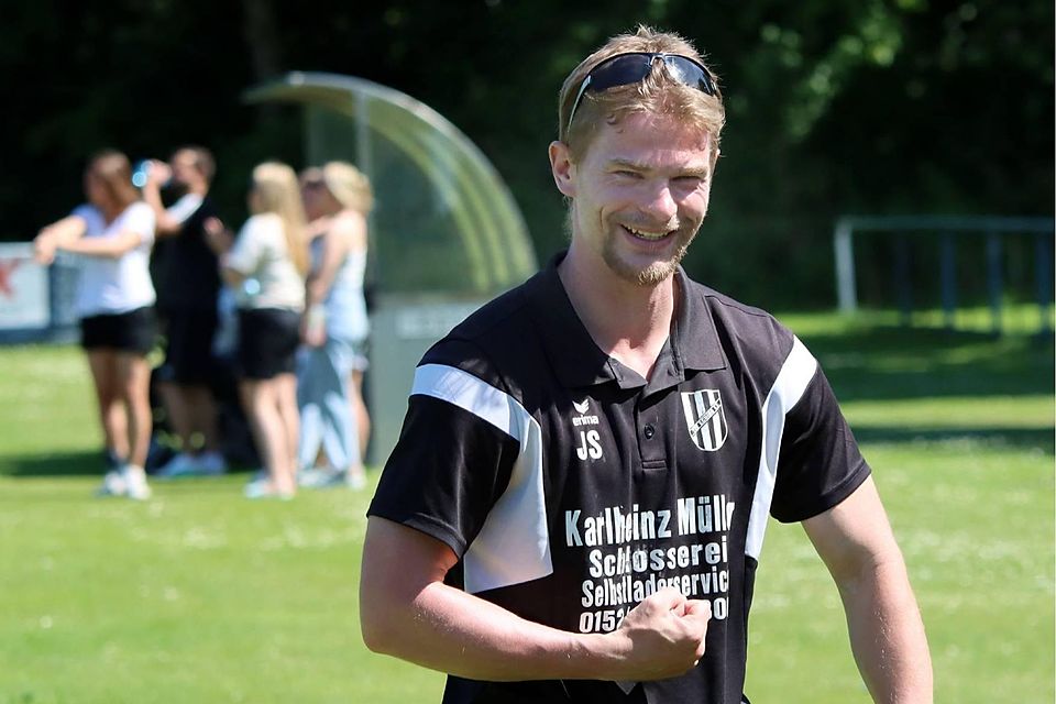 Trainer Jan Strehlow gut gelaunt mit Siegerfaust. Trainer Jan Strehlow gut gelaunt mit Siegerfaust.