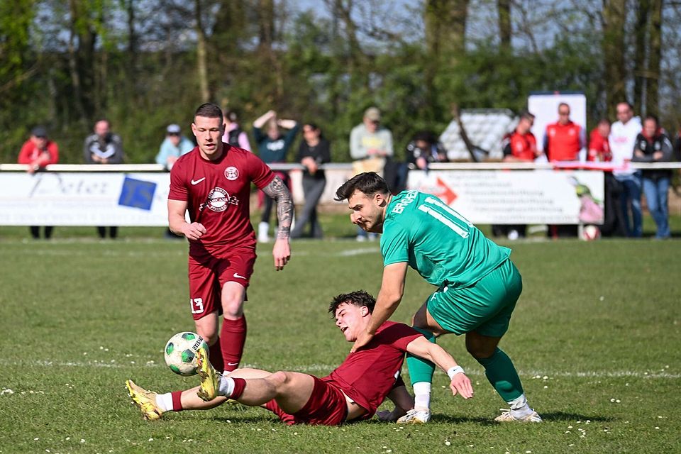 Das Team aus Brachelen (grüne Trikots) rang die Gastgeber nieder. Hier setzt sich Ron van Kessel (Nr. 11) durch.