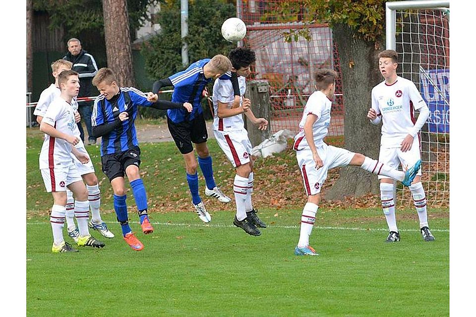 Eine Lehrstunde erhielt die U15 der SpVgg SV Weiden (in schwarz-blau) im Gastspiel beim Tabellenführer 1. FC Nürnberg und unterlag mit 0:9.  F: Prem