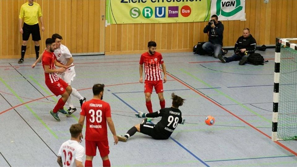 Auf die Kicker von Türkspor Nürnberg (rot) warten beim SFV-Futsal-Cup drei schwere Brocken. F: Ernst Blank