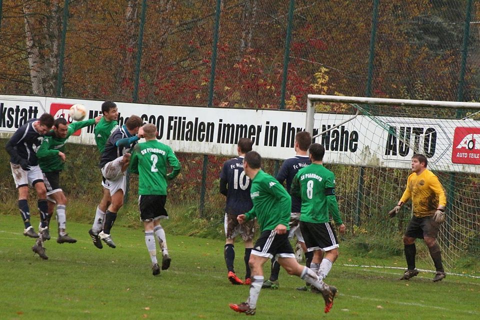 Das Verfolgerduell zwischen dem FC Weiden-Ost (blaues Trikot) und dem SV Plößberg hielt alles, was man sich von ihm versprochen hatte. Nach packenden 93 Minuten hieß es am Ende 3:3-Unentschieden.  F: Meyer