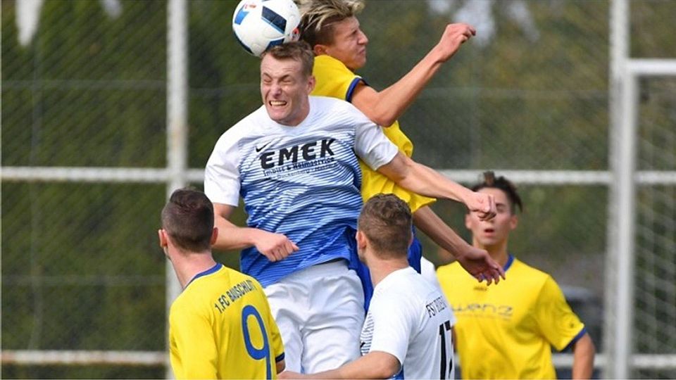 Unverkennbar ist der Aufwärtstrend des FSV Buckenberg mit Artur Wandschura (weiß-blaues Trikot), während der 1. FC Bauschlott (gelbe Trikots) weiterhin zu den Kreisligisten gehört, die Nachholbedarf haben.