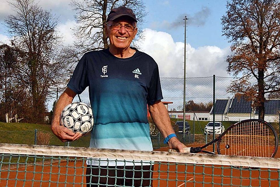 Schwingt mit 78 Jahren immer noch fleißig den Tennisschläger: der ehemalige Spieler und Trainer der Gundelfinger FC-Fußballer Dieter Lang.