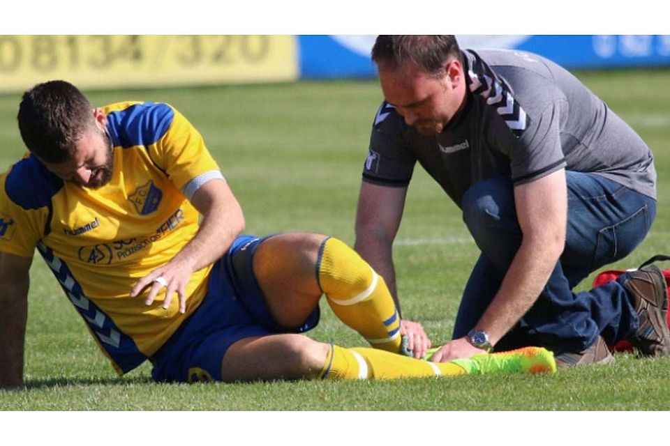 Großes Aua im linken Huf: FCP-Ass Josip Juricev wurde gegen Gundelfingen am Fuß verletzt. Einsatz stark gefährdet. Foto: hae