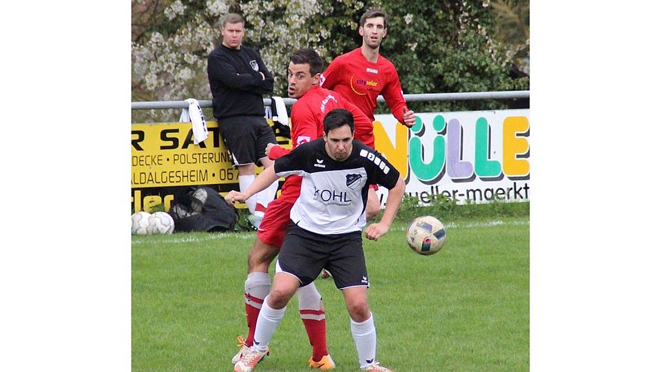 Traf für seine Elf zur Führung, die aber letztlich nicht zu Punkten reichen sollte: Waldlaubersheims Manuel Aranda (vorne).   (Archivfoto: Marcel Fennel)