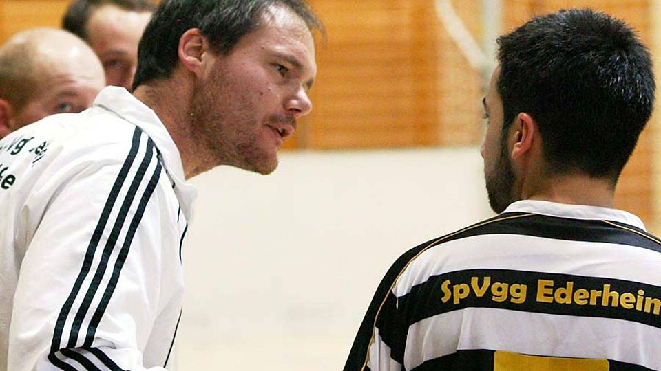 Trainer Andreas Buser (links), hier im Gespräch mit seinem Spieler Oguz Karabal, beendet sein Engagement bei der SpVgg Ederheim zum Saisonende.		F.: Klaus Jais