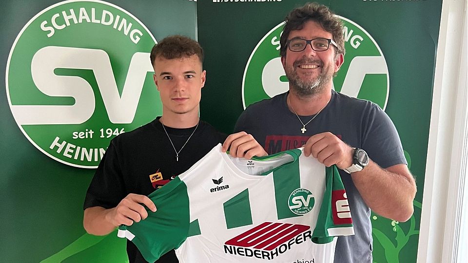 Jonas Rossdorfer (li.) mit Schaldings Teammanager Jürgen Fuchs 