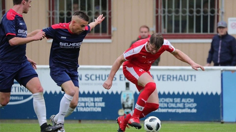 B-Lizenz-Inhaber Sebastian Niebauer (Mitte) wird spielender Co-Trainer beim 1. FC Bad Kötzting.  Foto: Tschhnnerl