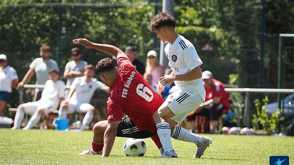 Der FSV Rehborn (hier in rot) legte großes Engagement an den Tag und erkämpfte sich bei einer Achterbahnfahrt der Gefühle immerhin noch ein 2:2 in der Schlusssekunde.