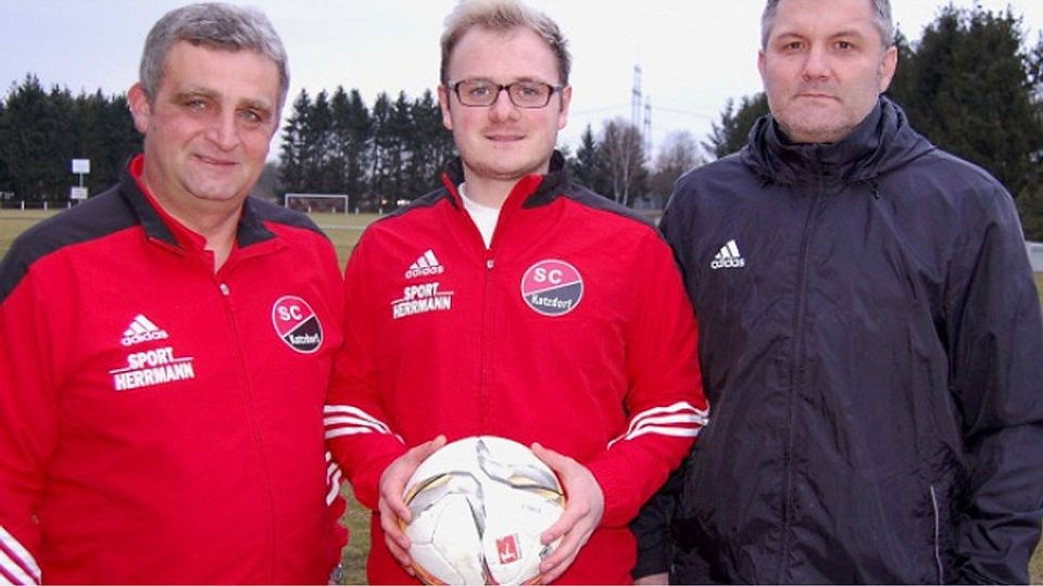 Den Neuzugang hießen Spielleiter Stefan Schwarz (links) und SCK-Trainer Holger Fleck (rechts) auf dem Sportgelände willkommen.  Foto: bat