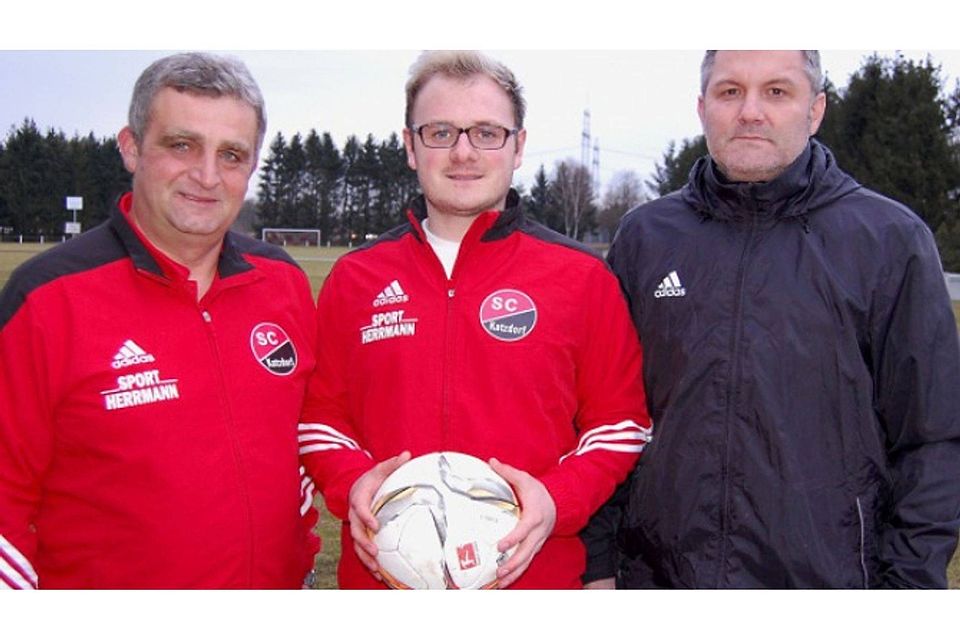 Den Neuzugang hießen Spielleiter Stefan Schwarz (links) und SCK-Trainer Holger Fleck (rechts) auf dem Sportgelände willkommen.  Foto: bat