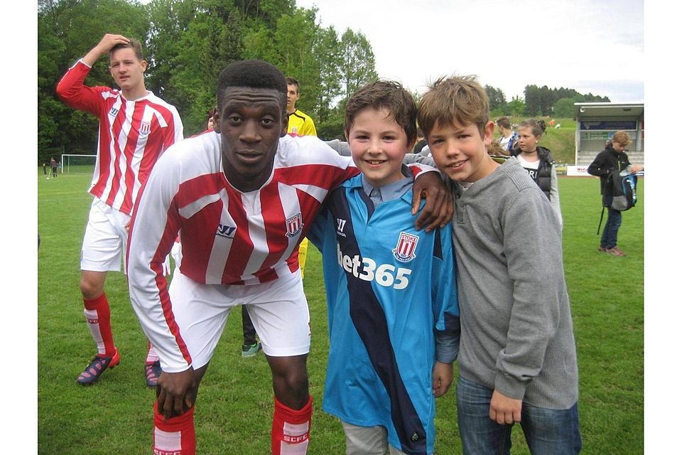 Den Profi-Nachwuchs hautnah erleben: Ein Spieler des letztjährigen Gewinners Stoke City beim Erinnerungsfoto mit Amtzeller Jugendkickern. Foto: sva