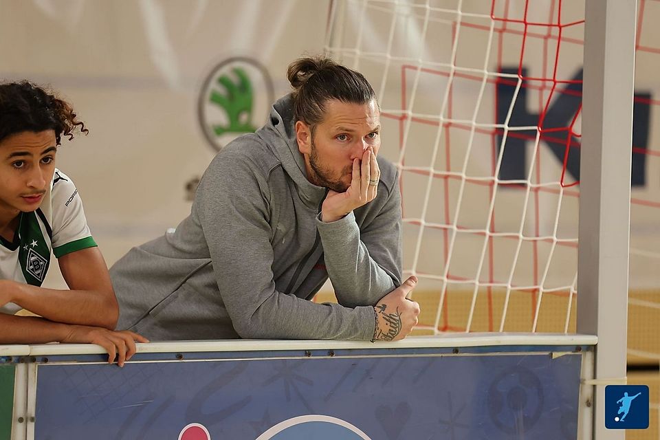 Warten auf die Einwechslung: Wael Mohya (linker Bildrand, gemeinsam mit Gladbachs U17-Coach Daniel Ginczek) beim Liliencup 2025.