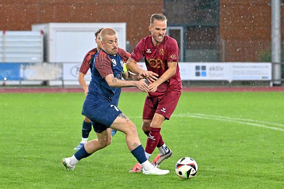 Merings neuer Spielertrainer Thilo Wilke (rechts) feierte einen klaren 4:0-Sieg gegen die SpVgg Langerringen (links David Breuer).