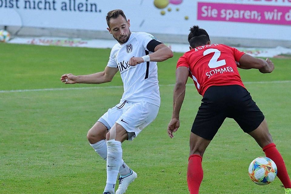 Max Kremer (im weißen Trikot) wird in der nächsten Saison das Trikot des FC Energie Cottbus tragen.