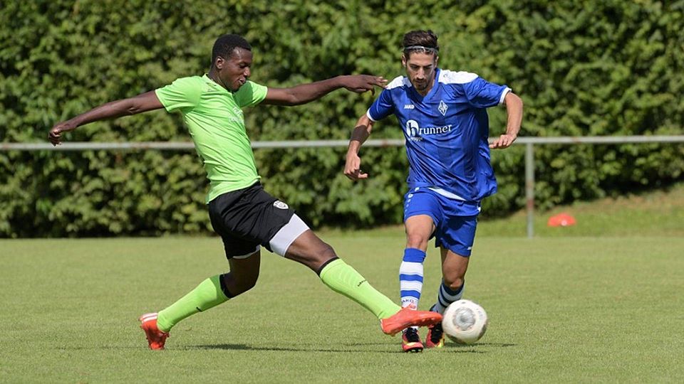 Die SV Böblingen (blaue Trikots) muss heute beim SV Nehren antreten Foto (Archiv