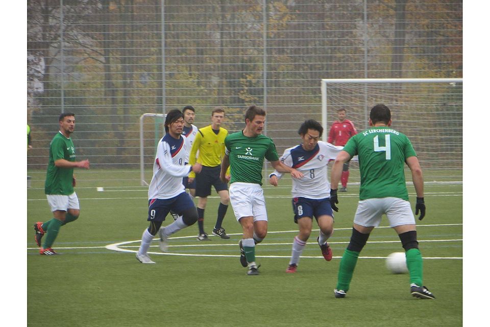 Takuya Hidaka (weißes Trikot, Nummer 8) und der FC Basara haben sich in der Partie gegen den SC Lerchenberg durchgesetzt und stehen nun auf Rang 4. Foto: Marth