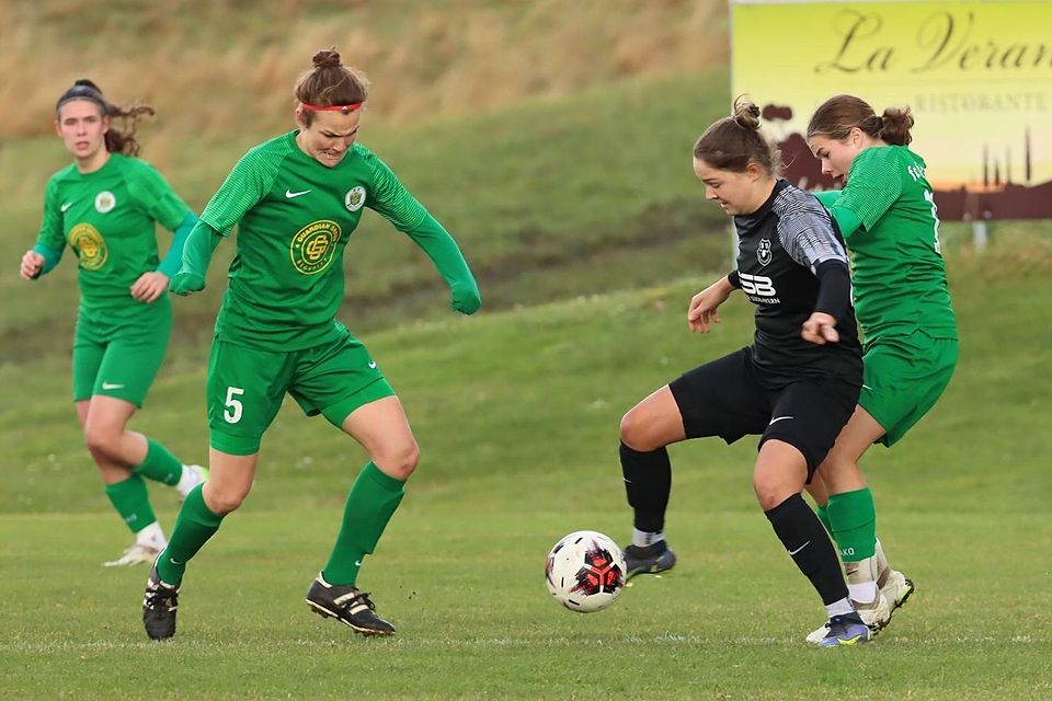Spielerinnen vom FC Forstern und dem SV Frauenbiburg versuchen den Ball unter Kontrolle zu bringen.
