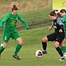 Spielerinnen vom FC Forstern und dem SV Frauenbiburg versuchen den Ball unter Kontrolle zu bringen.