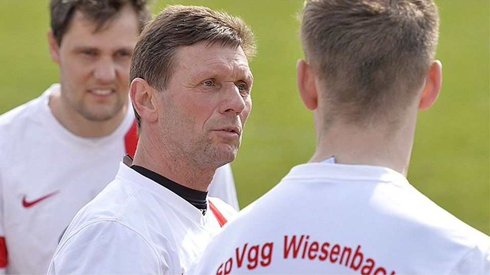 Sein Rat und seine fußballerischen Fähigkeiten sind gefragt: Wolfgang Rösch, hier mit Tobias Raffalt und Daniel Steck (von links) ist seit einem Vierteljahrhundert nur für die SpVgg Wiesenbach am Ball. Das Foto entstand 2015.  Archivfoto: Ernst Mayer