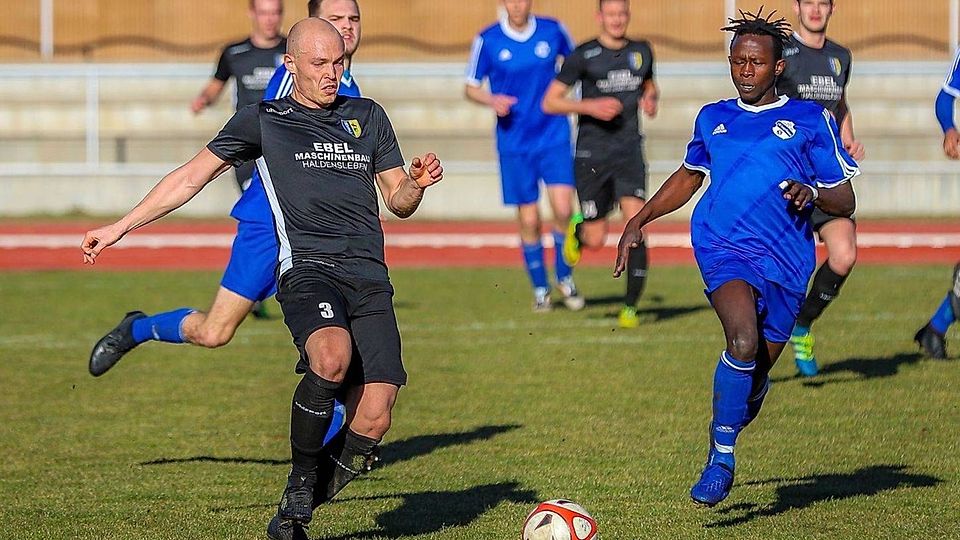 Ousmane N'Diaye (rechts) kehrt zum VfB Sangerhausen zurück.