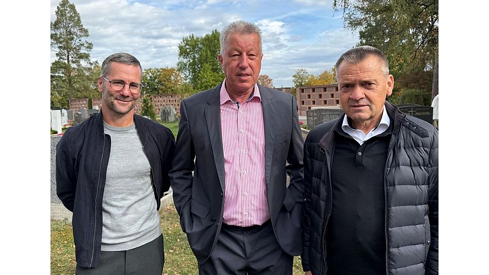 Erwiesen Hannes Salberg die letzte Ehre (v.l.): Michael Wiesinger (Jugendchef beim FC Bayern), Ex-Spieler Werner Schmidhuber und Manni Schwabl (Präsident der SpVgg Unterhaching).