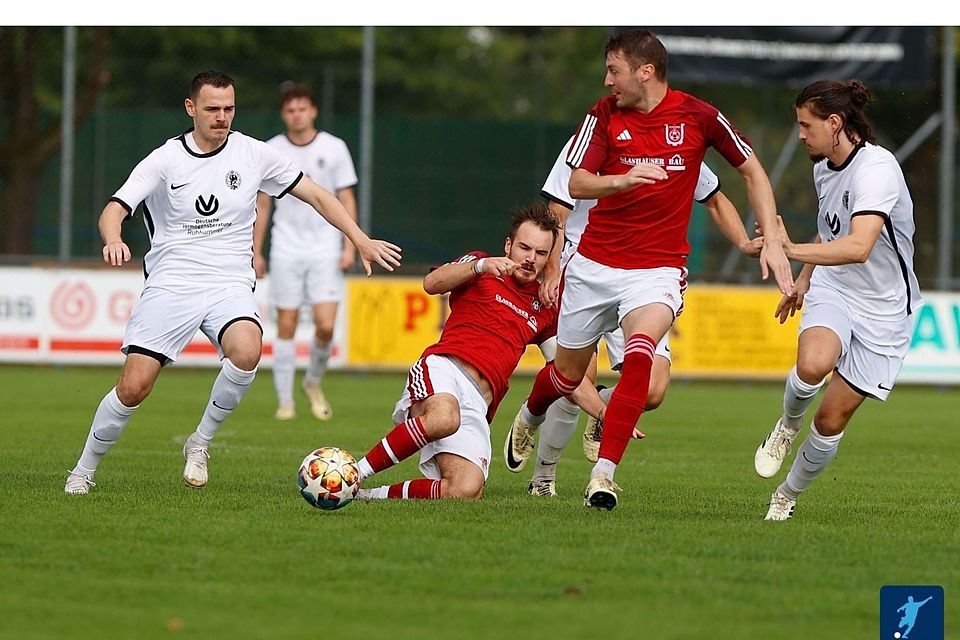 Die DJK Vornbach (in weiß) und der FC Künzing kreuzen am Samstag die Klingen 