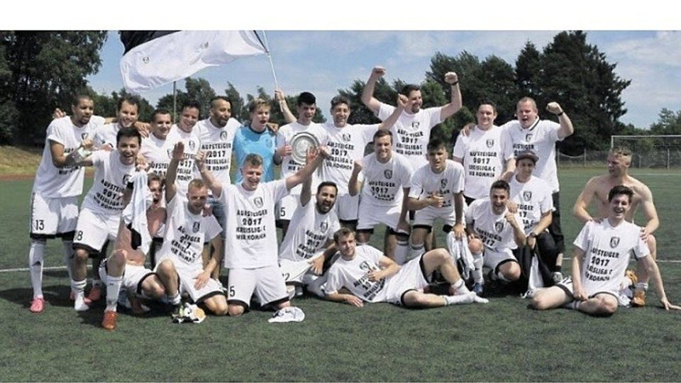 Jan Wellem Bergisch Gladbach II feiert eine souveräne Saison, die mit dem Aufstieg endet. Foto: Plum