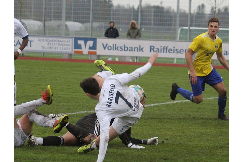 Turbulent verlief die Schlussphase des Landesligaspieles zwischen dem TSV Eintracht Karlsfeld (weiße Trikots) und dem FC Töging. Die Gäste kamen 120 Sekunden vor dem Schlusspfiff zum glücklichen 2:2-Ausgleichstreffer.  hab